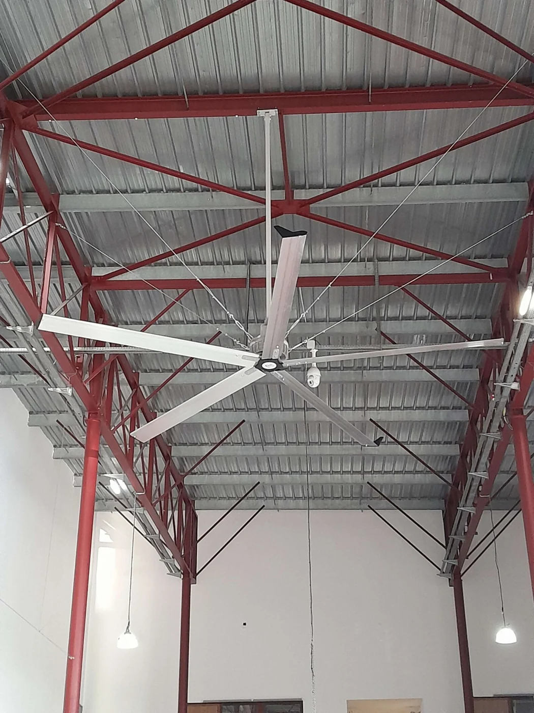 Ventilateur de grand diamètre installé sous la charpente du Cinépalmes de Sainte-Marie